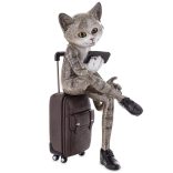 Macska figura szürke bőröndön ülő 16cm