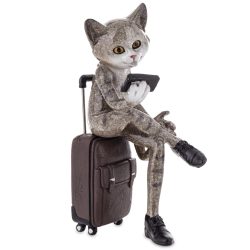 Macska figura szürke bőröndön ülő 16cm
