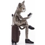 Macska figura szürke bőröndön ülő 16cm